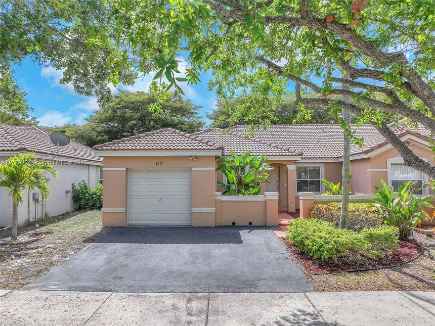 Welcome to this beautiful 3-bedroom, 2-bath villa with a one-car garage, located in the resort-style community of Savanna in Weston. This spacious home features an open floor plan with a split design, ceramic tile and laminate wood floors throughout, and a covered patio. Enjoy the convenience of being within walking distance to the Savanna community's impressive resort-style complex. Take advantage of an array of amenities including a cafeteria, lap pool, family pool, mini-golf, playground, private party room, and various sports grounds. The complex is surrounded by serene waterfront views, providing privacy and security. Additionally, this property is in a top-rated school district.