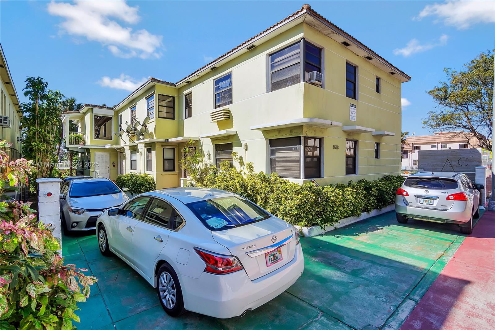 8918 Collins Ave