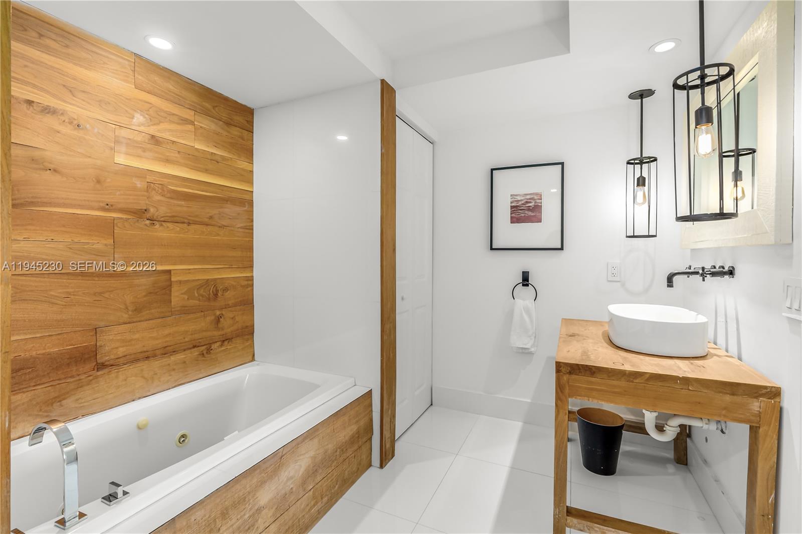 SUNSET HARBOUR SOUTH COND - Residential