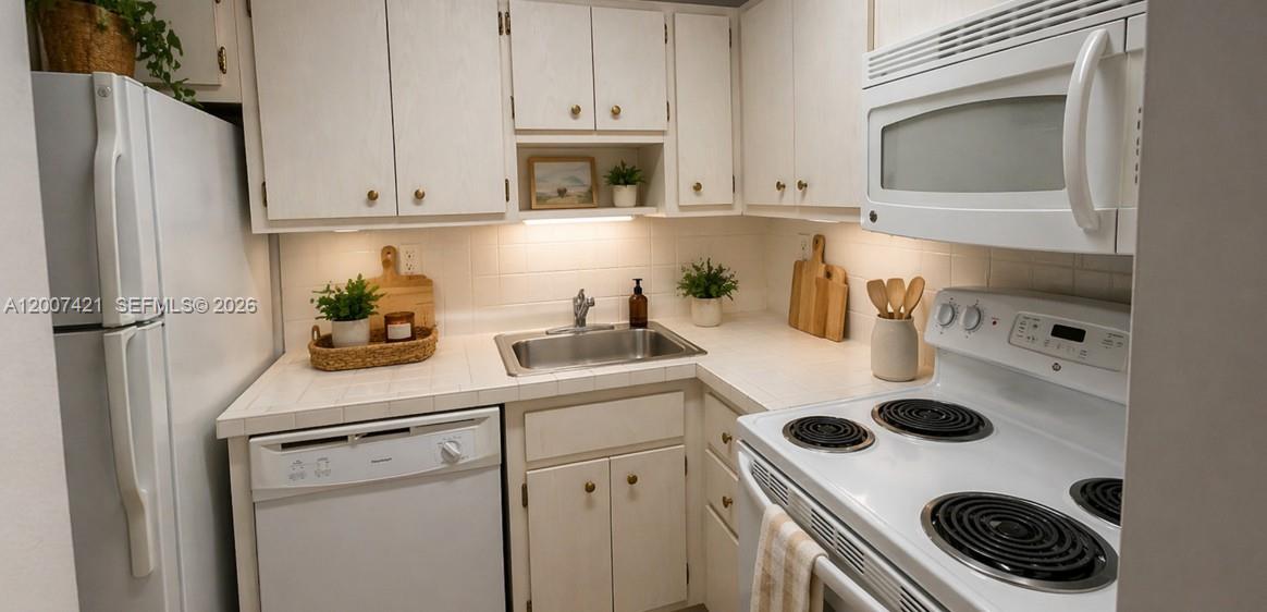 2899 Collins Ave 1040