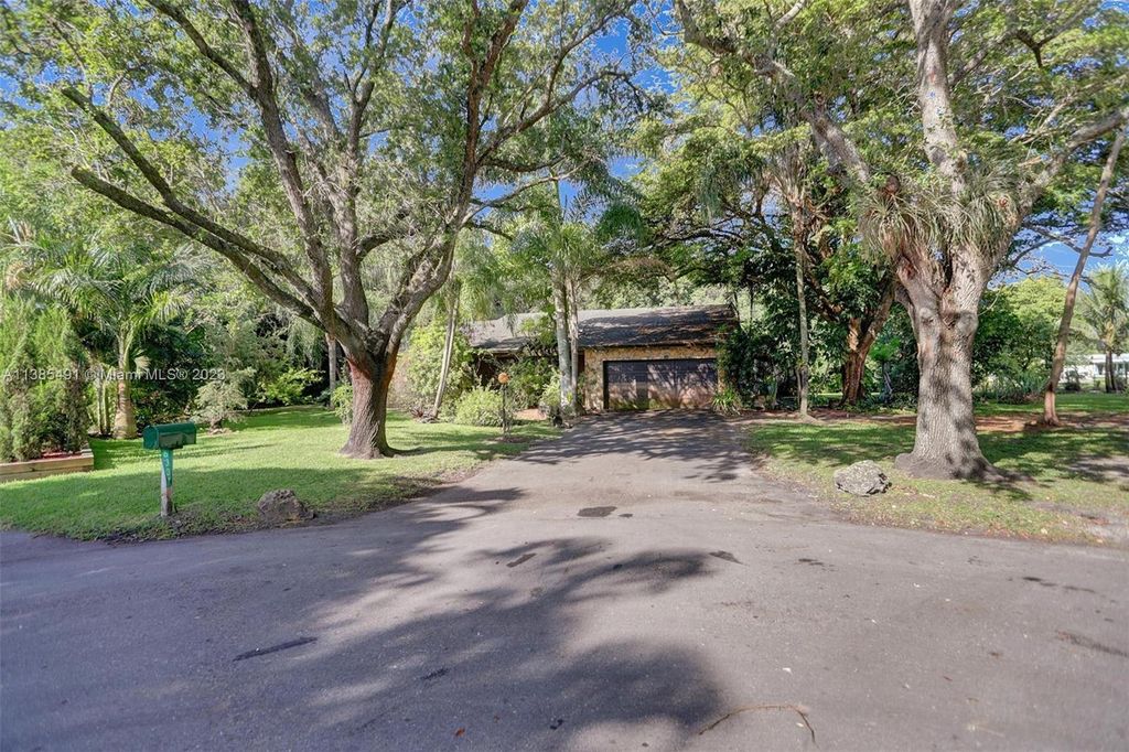 Photo of 6331 SW 186th Way, Southwest Ranches, FL 33332 (MLS # A11385491)