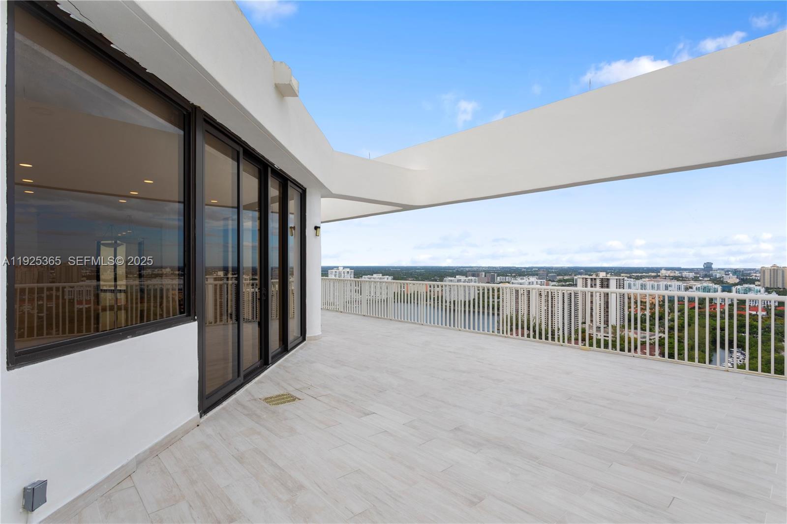 2000 ISL BLVD WILLIAMS IS - Residential Lease