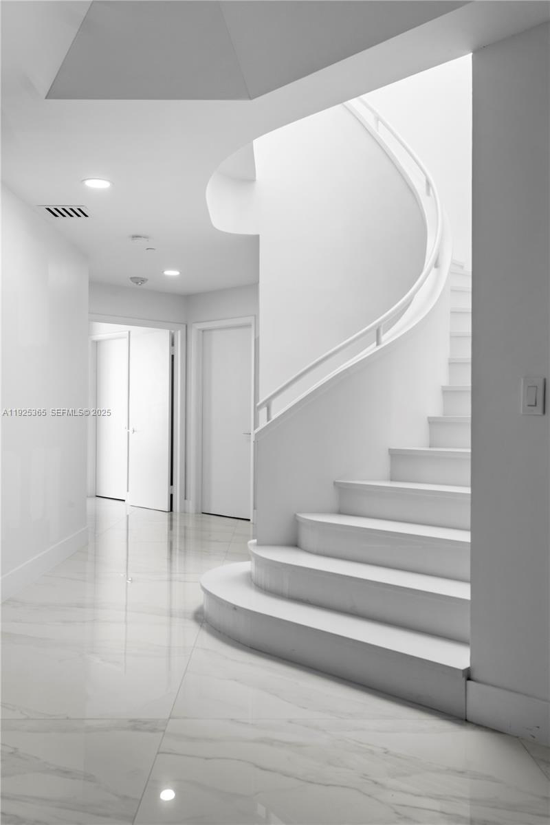 2000 ISL BLVD WILLIAMS IS - Residential Lease