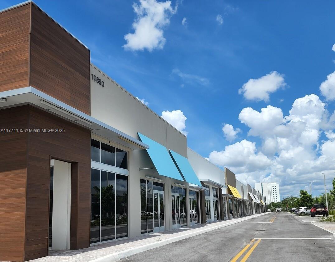 Prime retail location. +/- 715 SF beautiful retail suite for lease. Modern space with high ceilings. Located at the desirable DolphinCitiCenter, near Dolphin Mall and the Turnpike.