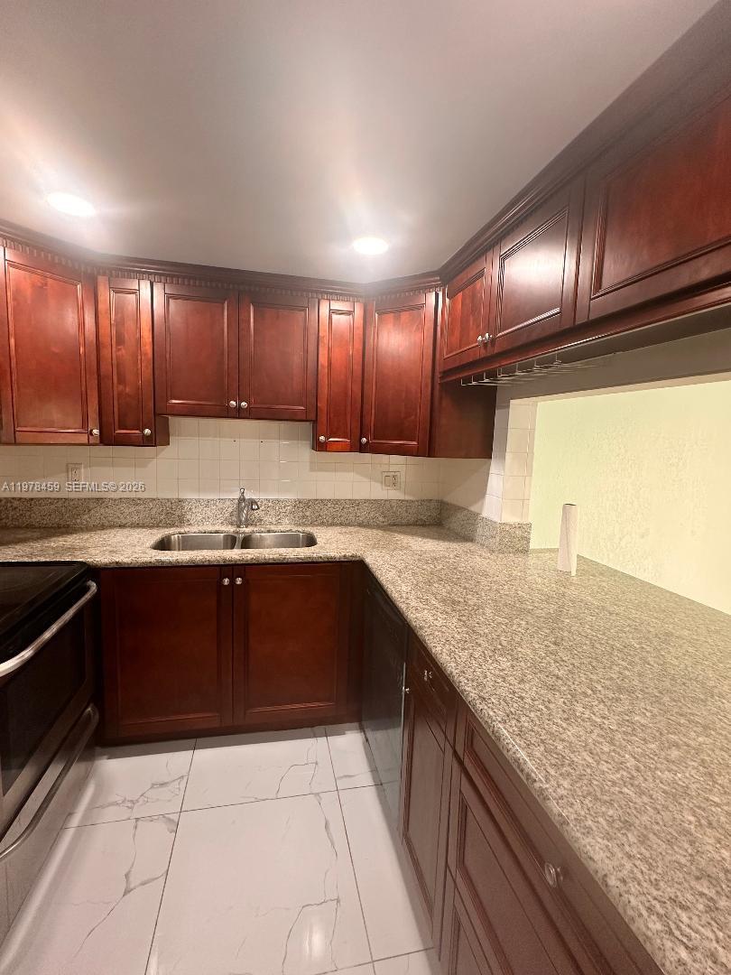 HERITAGE SQUARE CONDO - Residential