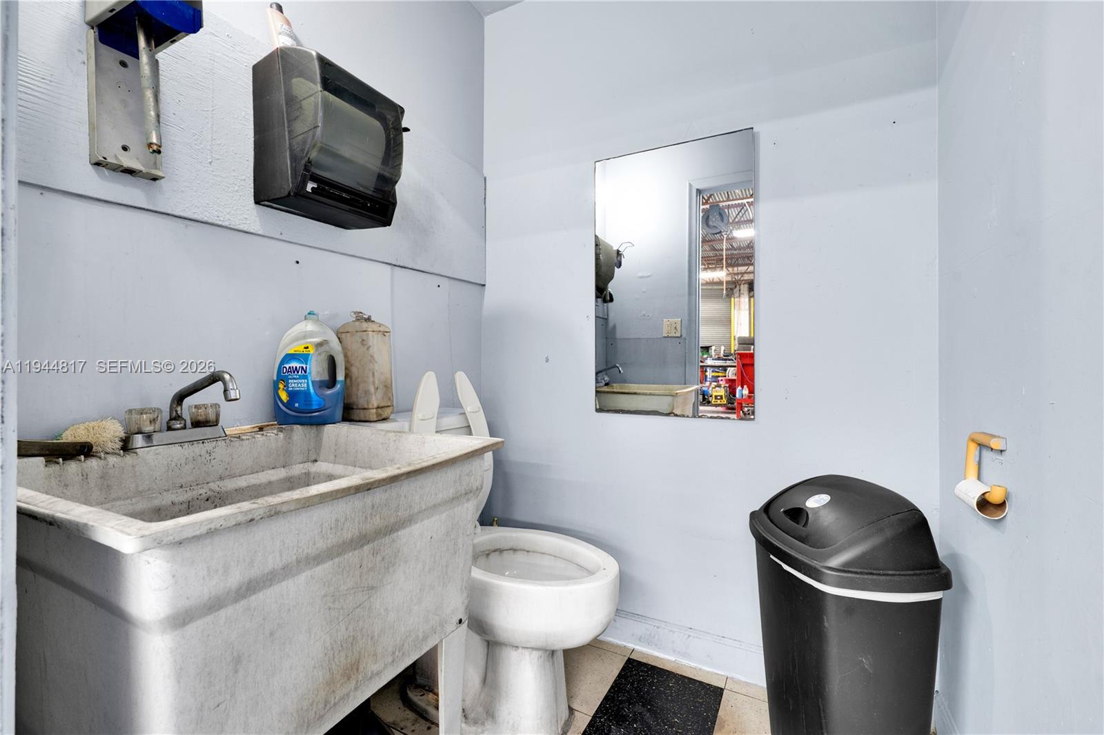 Main image without alt text