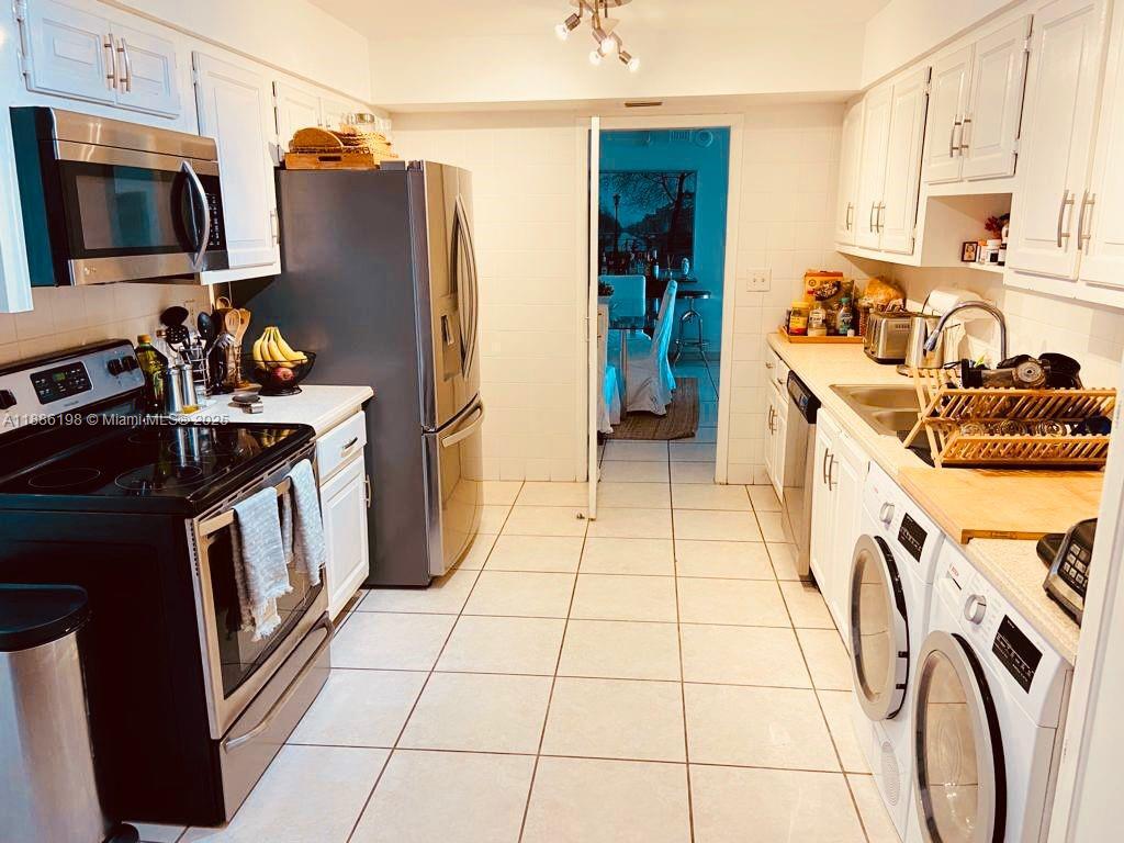 TOWERS OF KEY BISCAYNE CO - Residential Lease