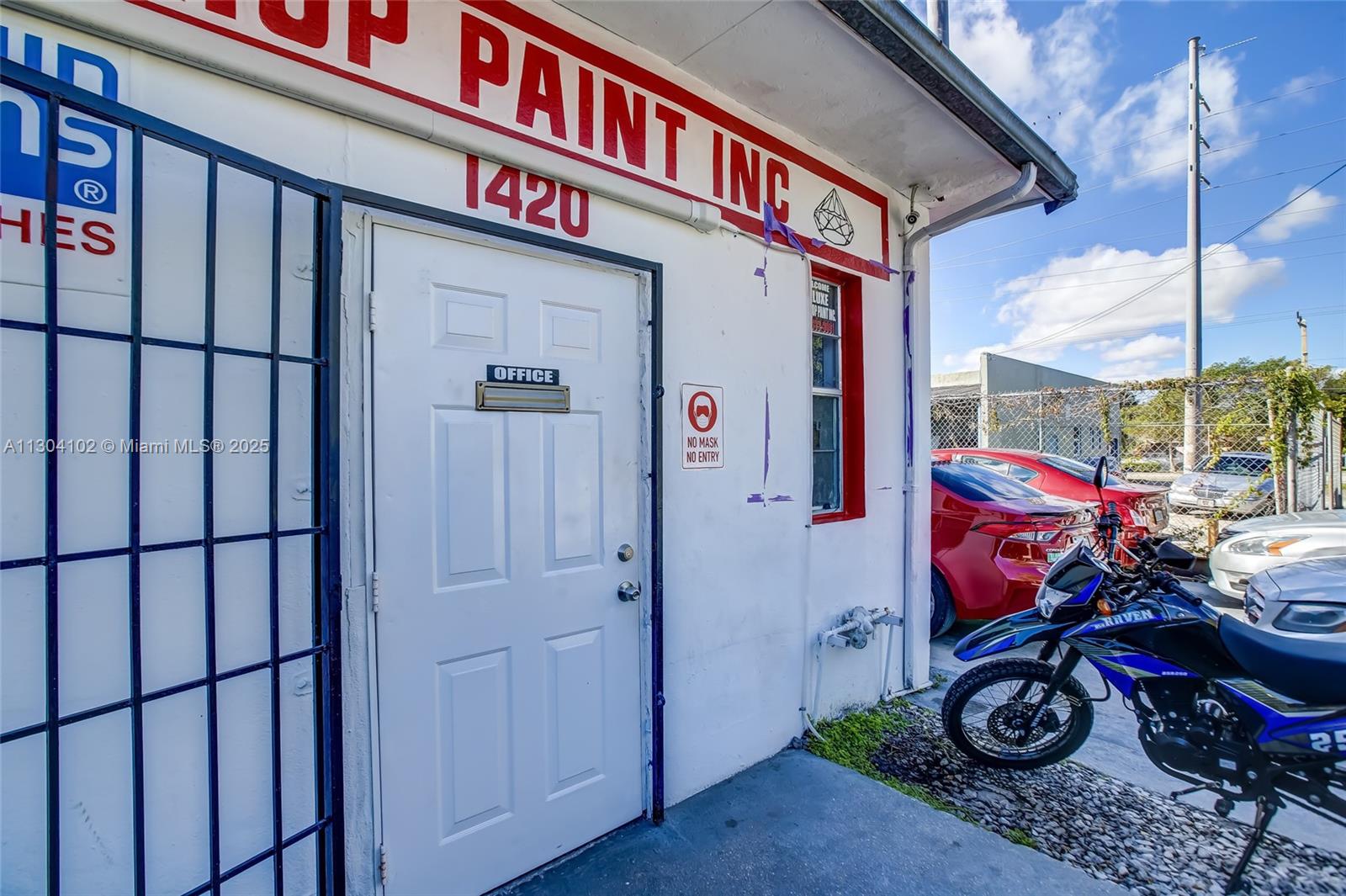 Main image without alt text