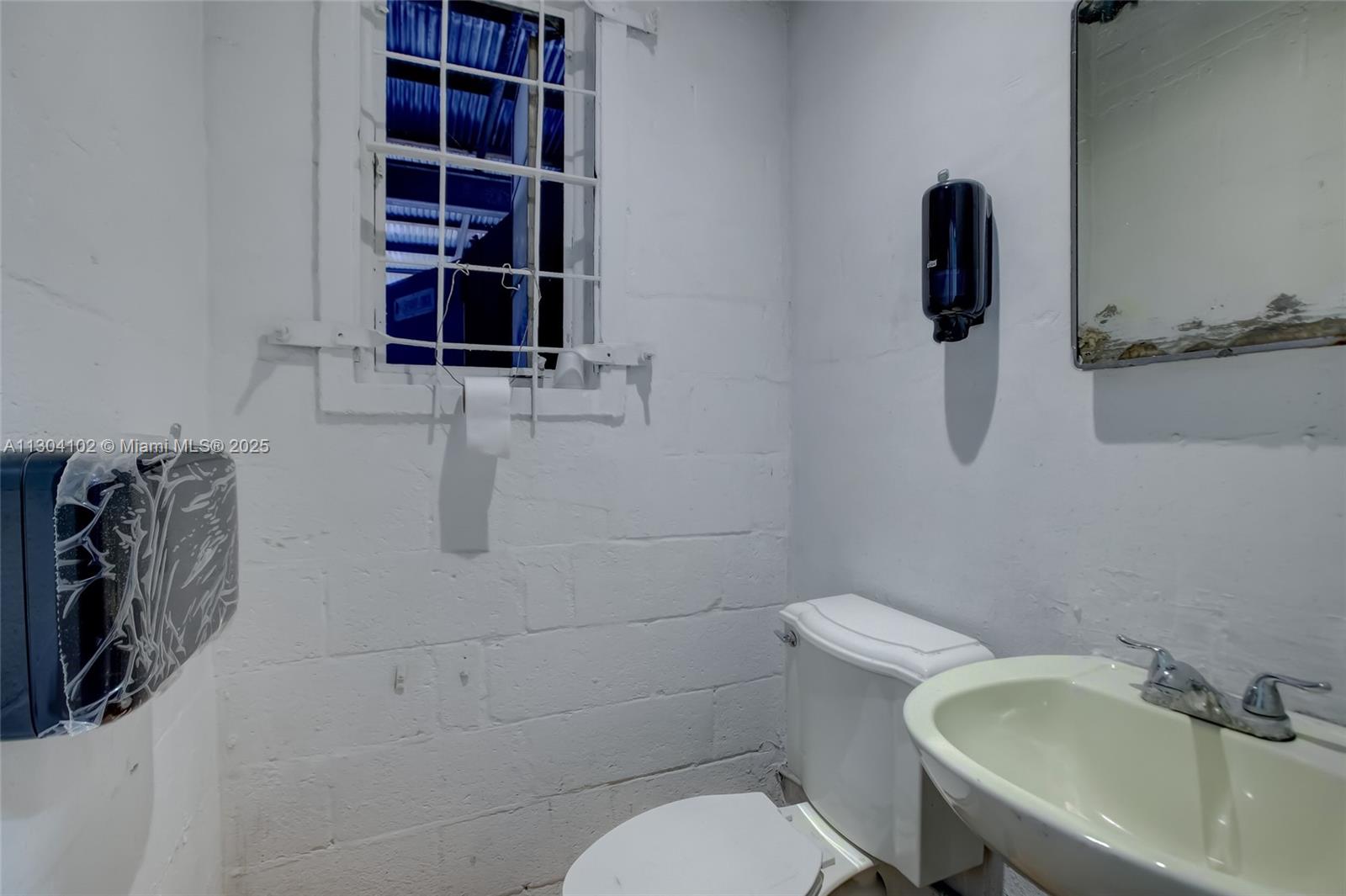 Main image without alt text