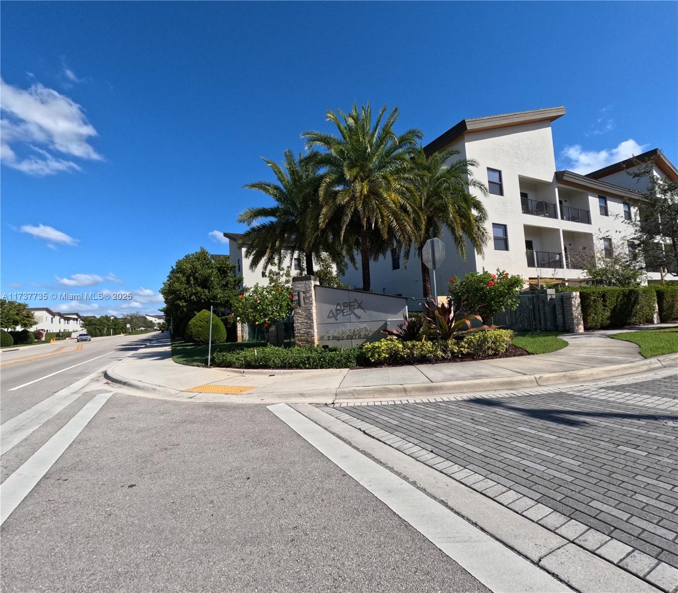 Property for Sale at 7925 Nw 104th Ave 23, Doral, Miami-Dade County, Florida - Bedrooms: 3 
Bathrooms: 2  - $444,999