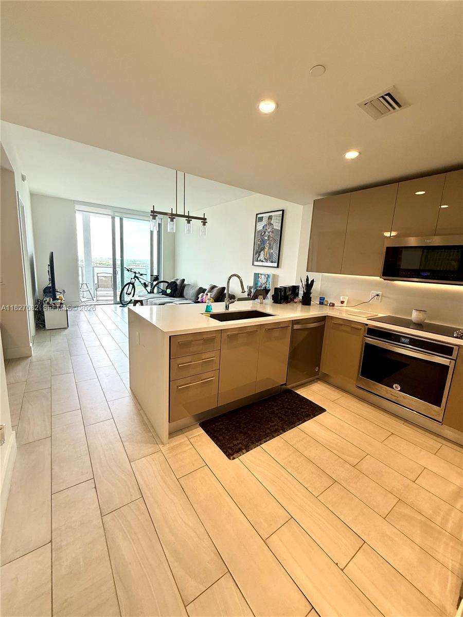 METROPICA NORTH TOWER ONE - Residential