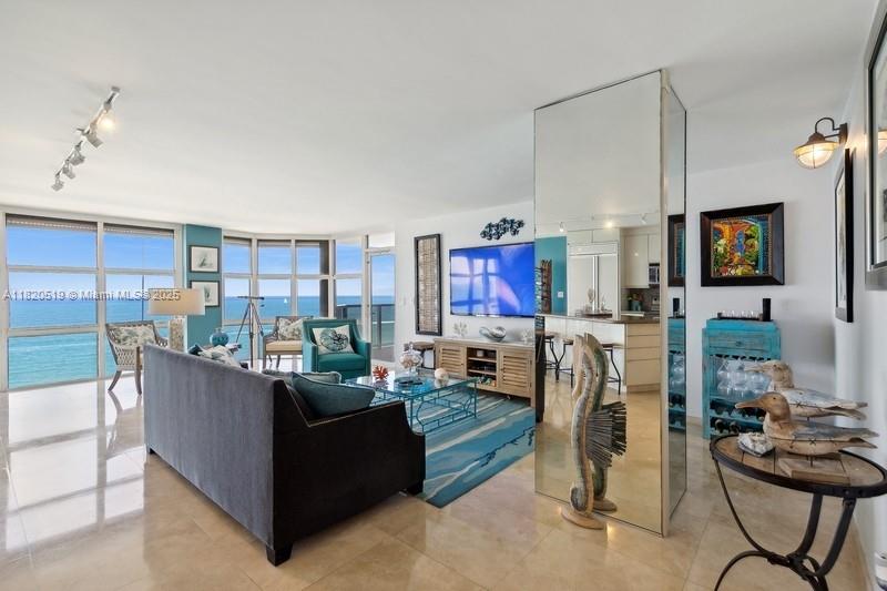 6423 Collins Ave 1605