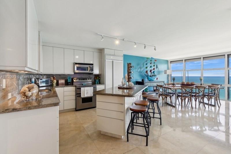6423 Collins Ave 1605
