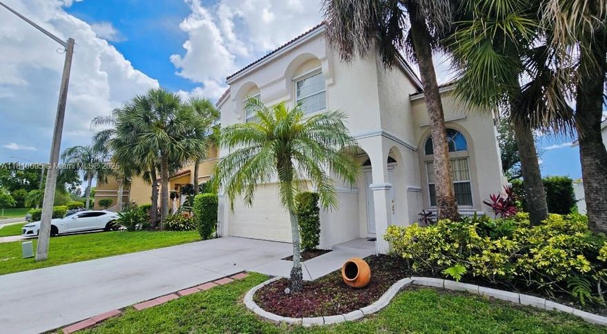 4-bedroom, 3-bathroom home located in an exclusive, quiet, and secure residential neighborhood, ideal for families seeking comfort, privacy, and quality of life. Featuring a beautiful lake view, this property offers spacious interiors, functional design, and an excellent layout. Conveniently close to schools, parks, and main roads, it is a great opportunity for both living and investing in a high-demand, high-value area.