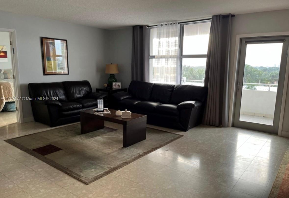 9225 Collins Ave 712