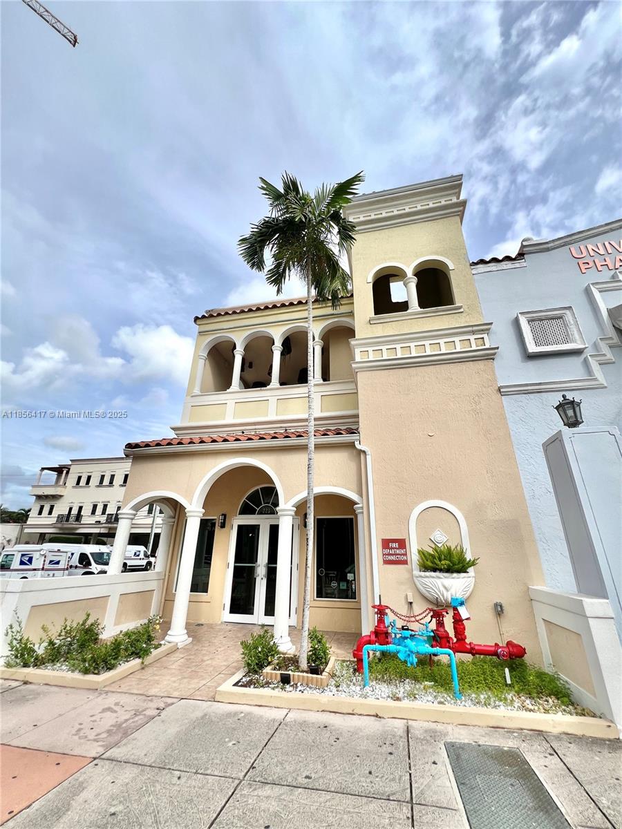 Discover a fantastic opportunity to establish your culinary or retail vision in the heart of Coral Gables. This expansive 4,000 square foot second-generation restaurant space at 223 Valencia offers a versatile layout, perfect for a variety of concepts. Don’t miss out on the chance to make your mark in this thriving community! This is an exceptional opportunity for both retailers & restaurateurs looking to tap into the bustling Coral Gables dining scene.