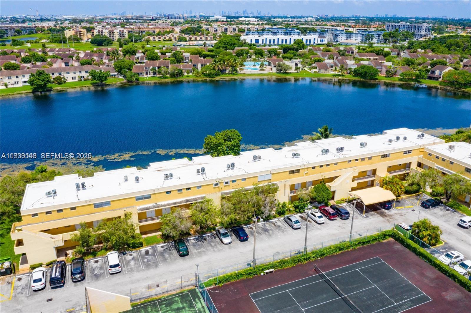 THE BEACH CLUB FONTAINEBL - Residential