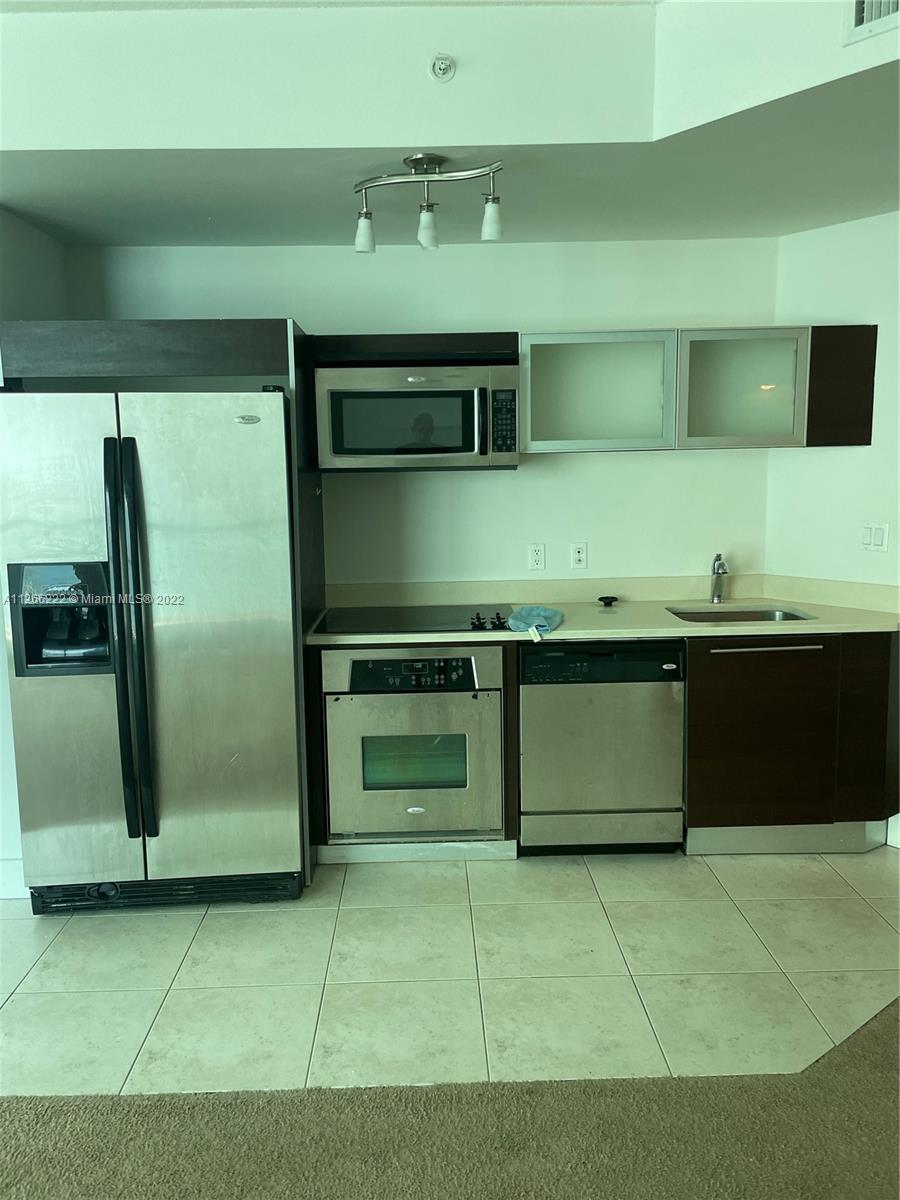 TUNNING CITY + LUXURIOUS CONTEMPORARY STUDIO with ITALIAN KITCHEN, SS APPLIANCES & GRANITE COUNTER TOPS. CONDO WITH 2 FLOORS OF AMENITIES! FITNESS CENTER, BILLIARDS ROOM, MOVIE THEATER, 24HR CONCIERGE & VALET. GREAT LOCATION JUST MINUTES FROM BRICKELL, SOUTH BEACH AND MIDTOWN MIAMI. ACROSS THE STREET FROM MARGARET PACE PARK WHICH OFFERS: DOG PARK, BASKETBALL AND TENNIS COURT, EXERCISE STATIONS, PEDESTRIAN WALKWAY & MORE
