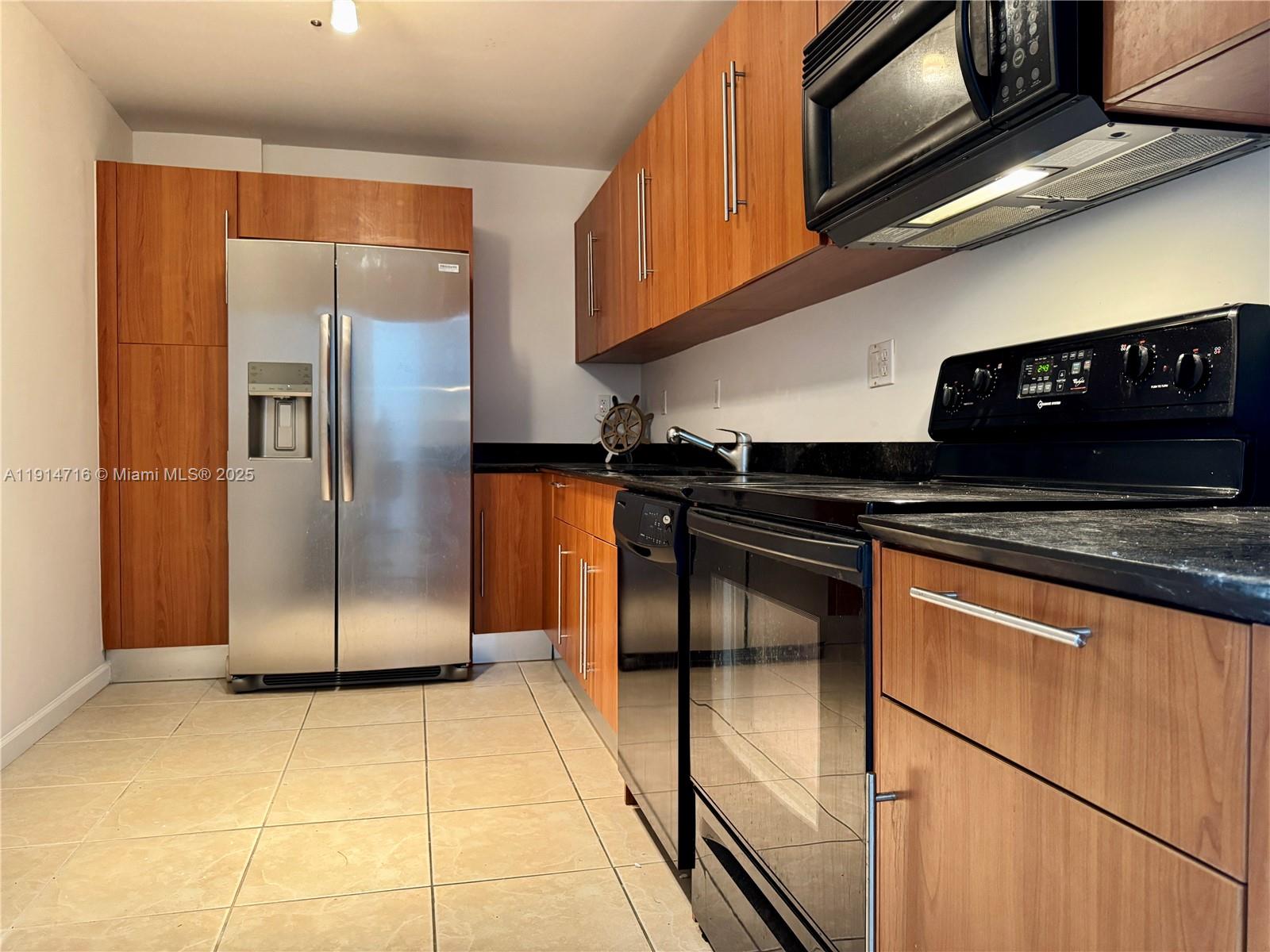 RESIDENCES ON HOLLYWOOD B - Residential Lease