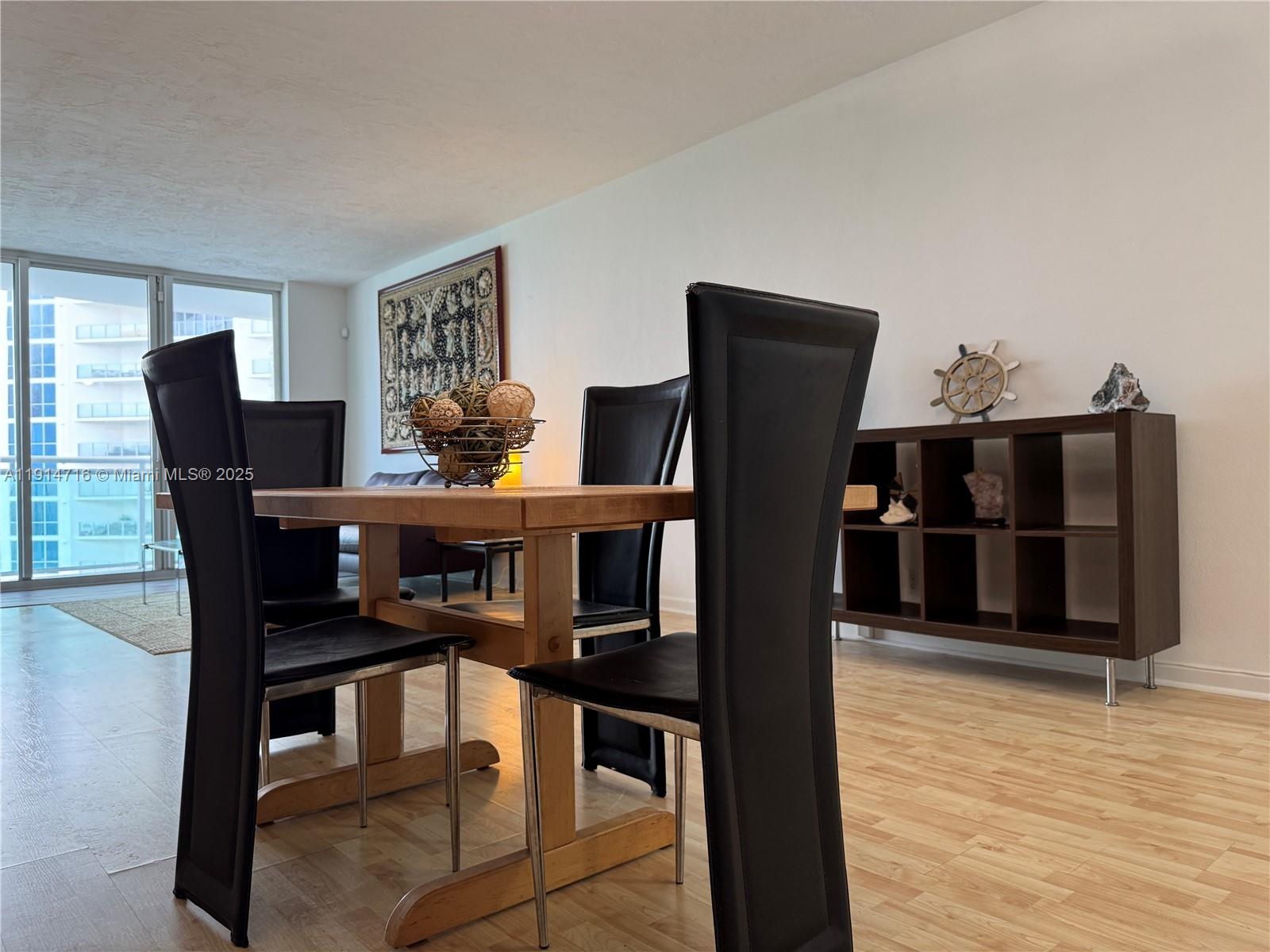 RESIDENCES ON HOLLYWOOD B - Residential Lease