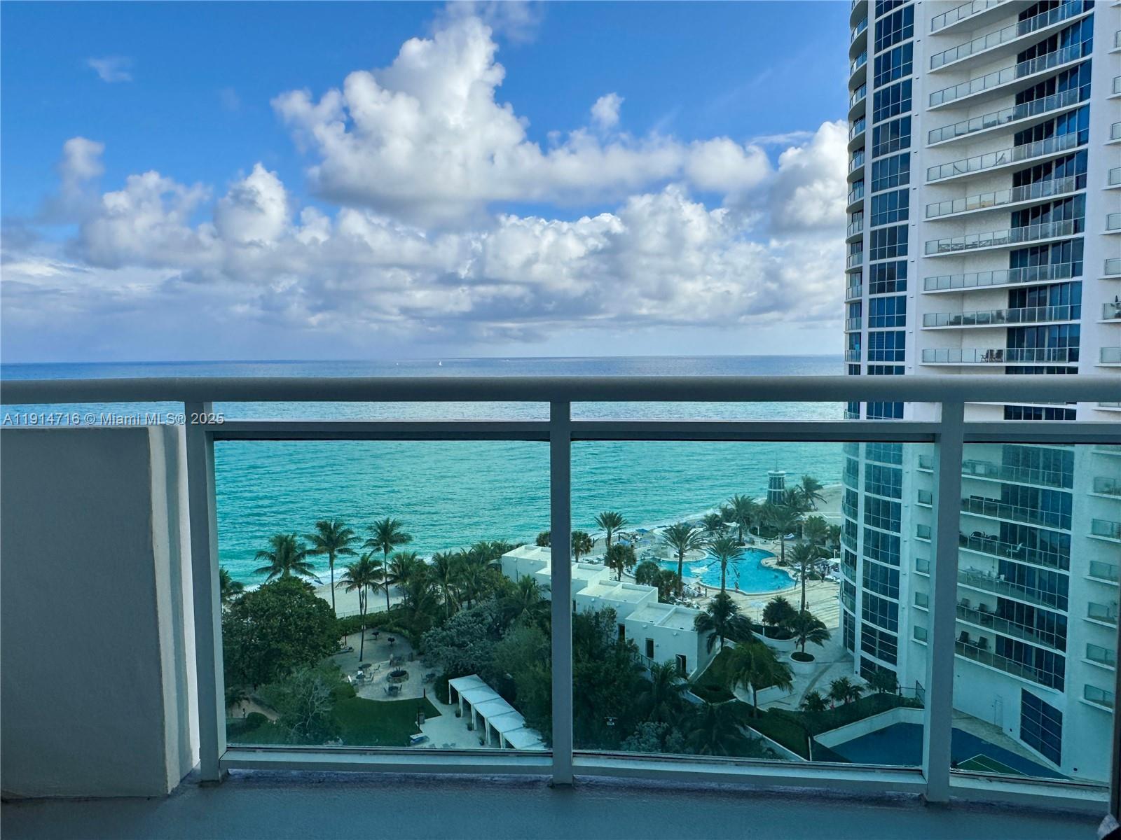 RESIDENCES ON HOLLYWOOD B - Residential Lease