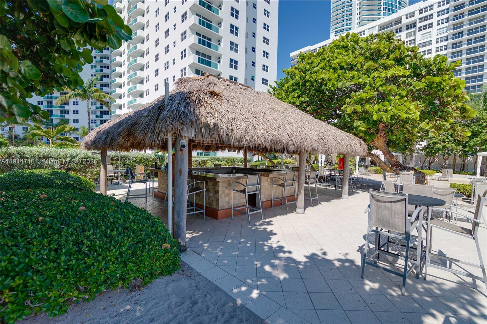 RESIDENCES ON HOLLYWOOD B - Residential Lease