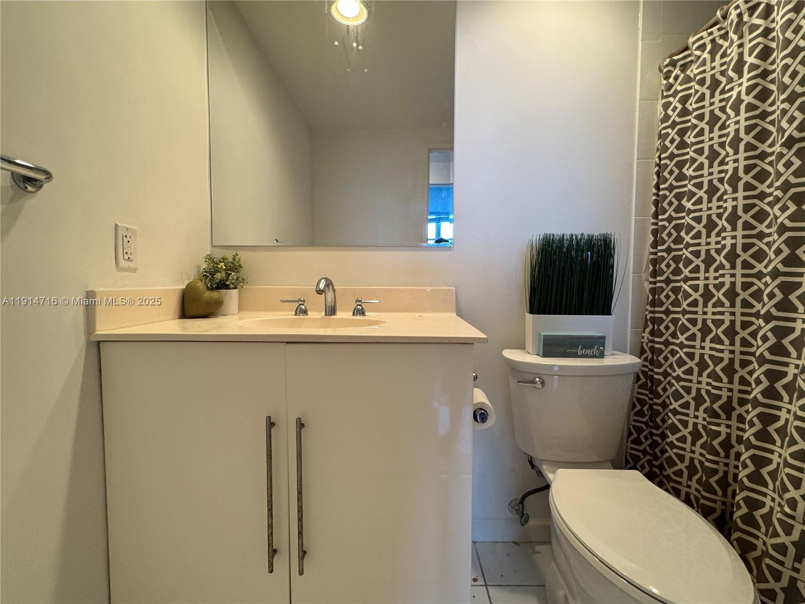 RESIDENCES ON HOLLYWOOD B - Residential Lease