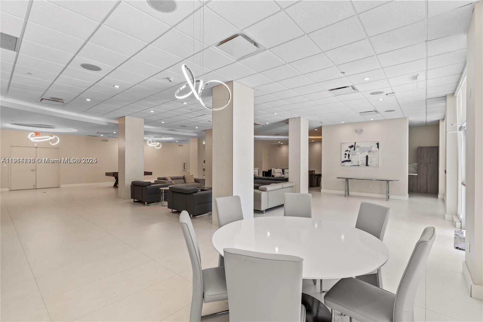 RESIDENCES ON HOLLYWOOD B - Residential Lease