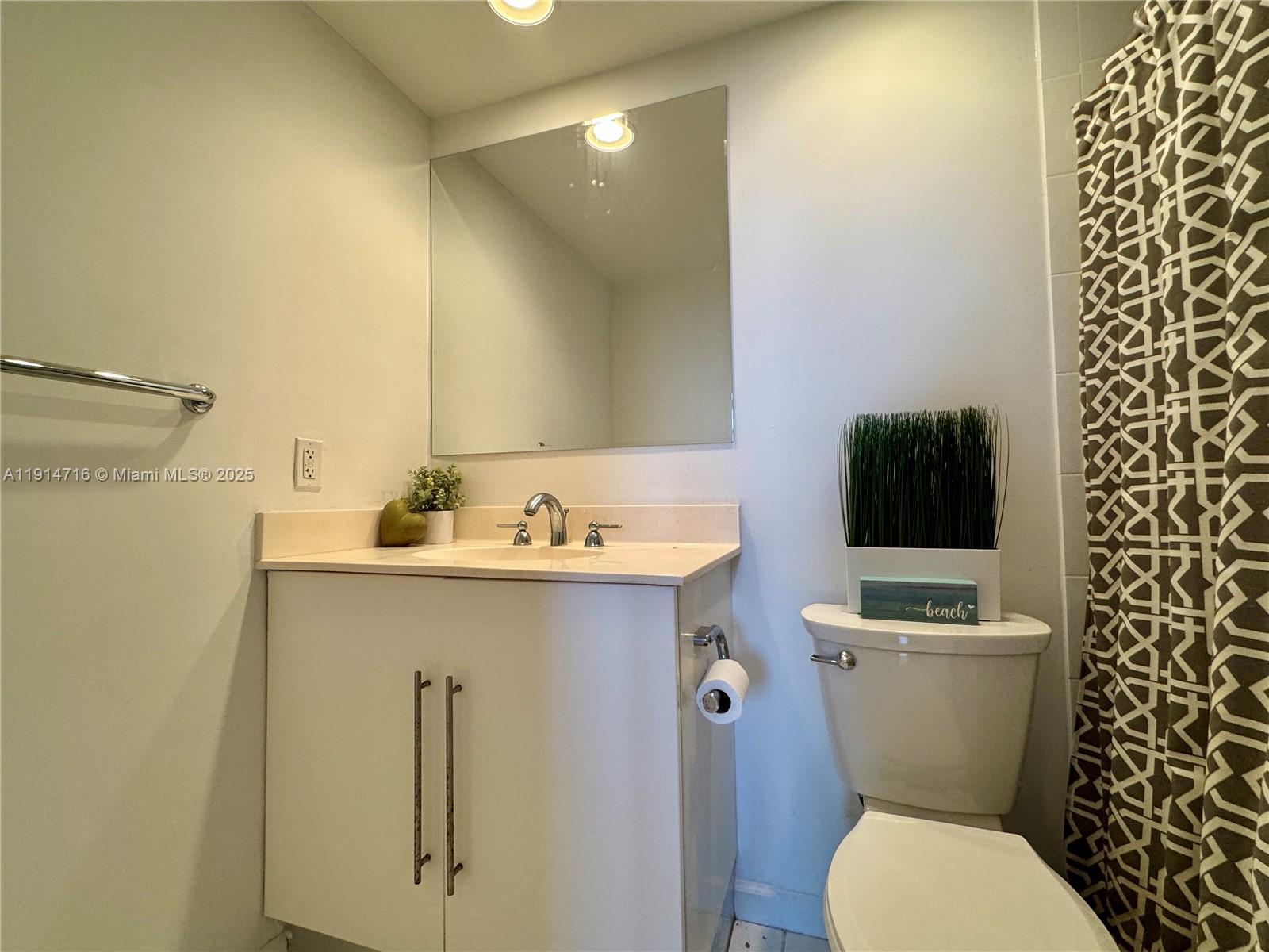 RESIDENCES ON HOLLYWOOD B - Residential Lease