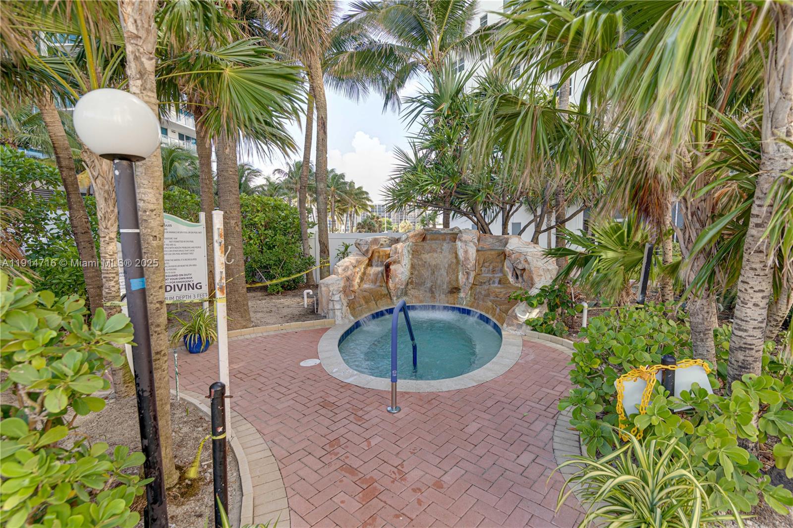 RESIDENCES ON HOLLYWOOD B - Residential Lease