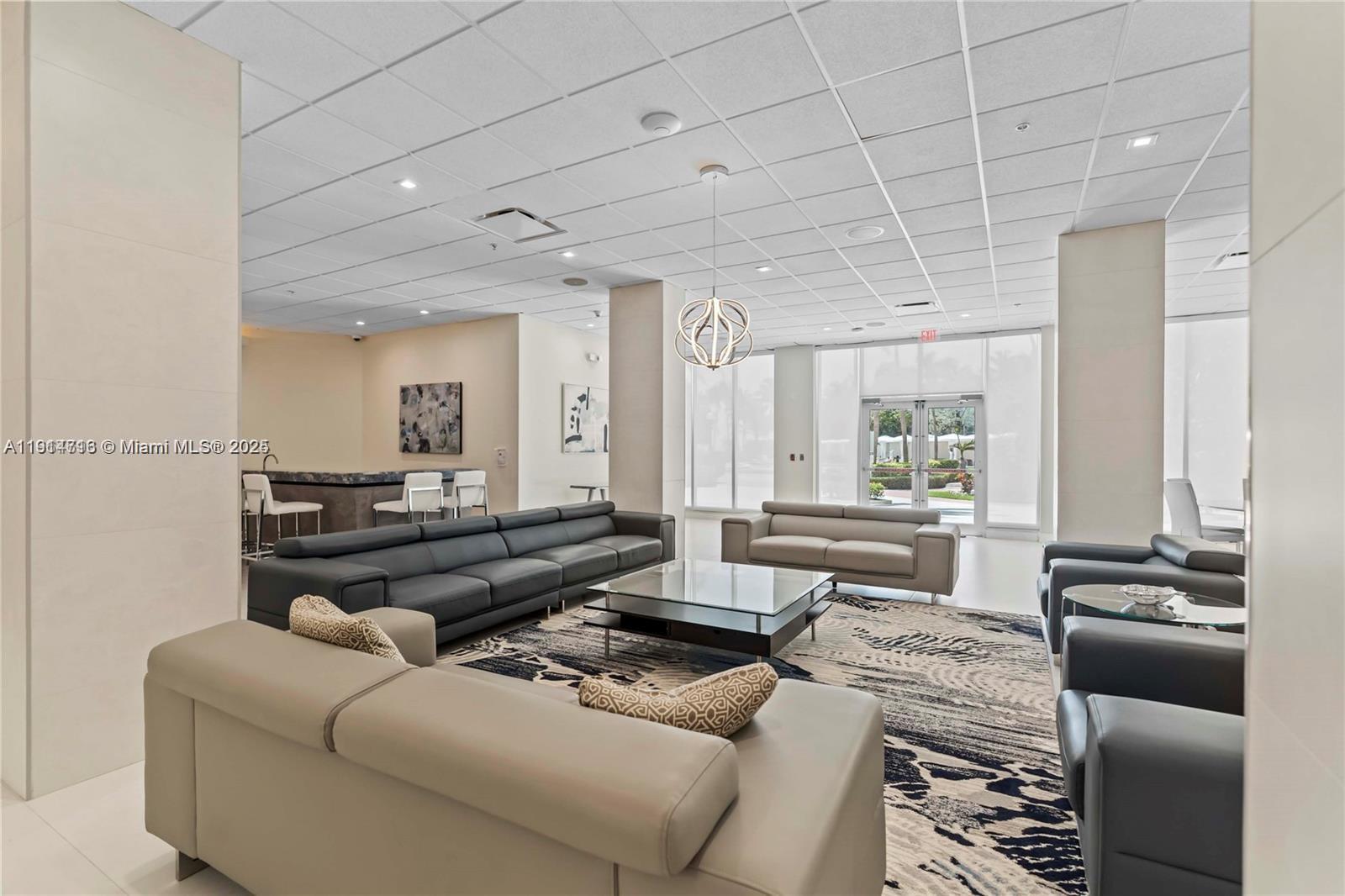 RESIDENCES ON HOLLYWOOD B - Residential Lease