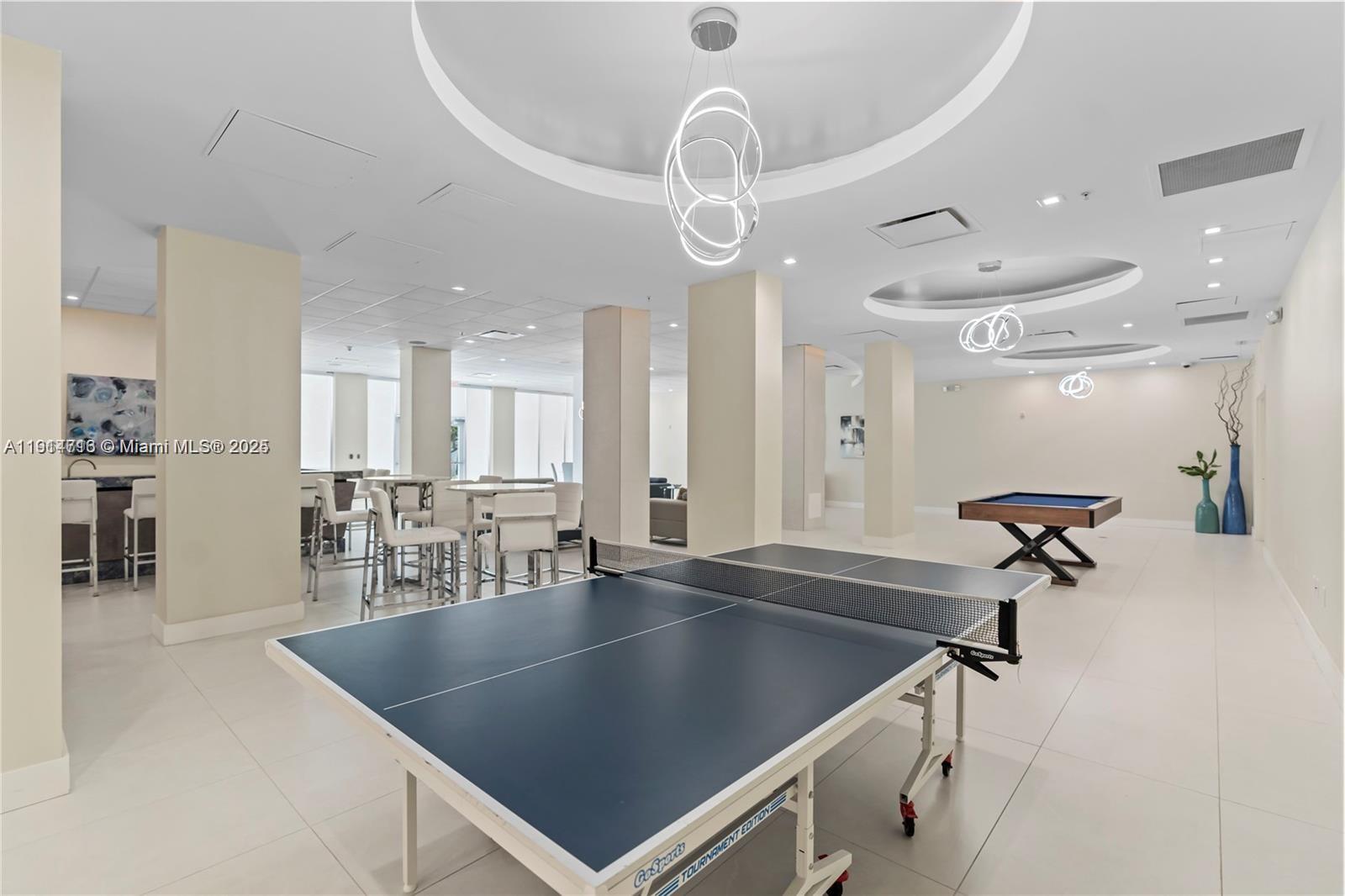 RESIDENCES ON HOLLYWOOD B - Residential Lease