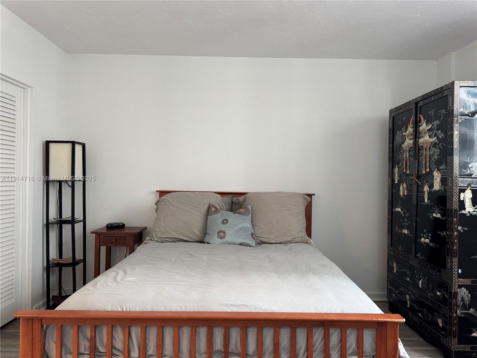 RESIDENCES ON HOLLYWOOD B - Residential Lease