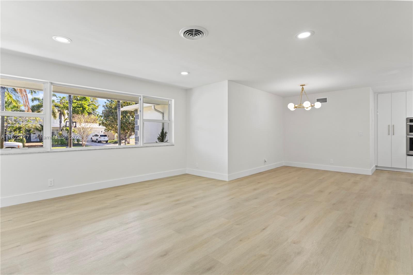 HOLLYWOOD HILLS - Residential