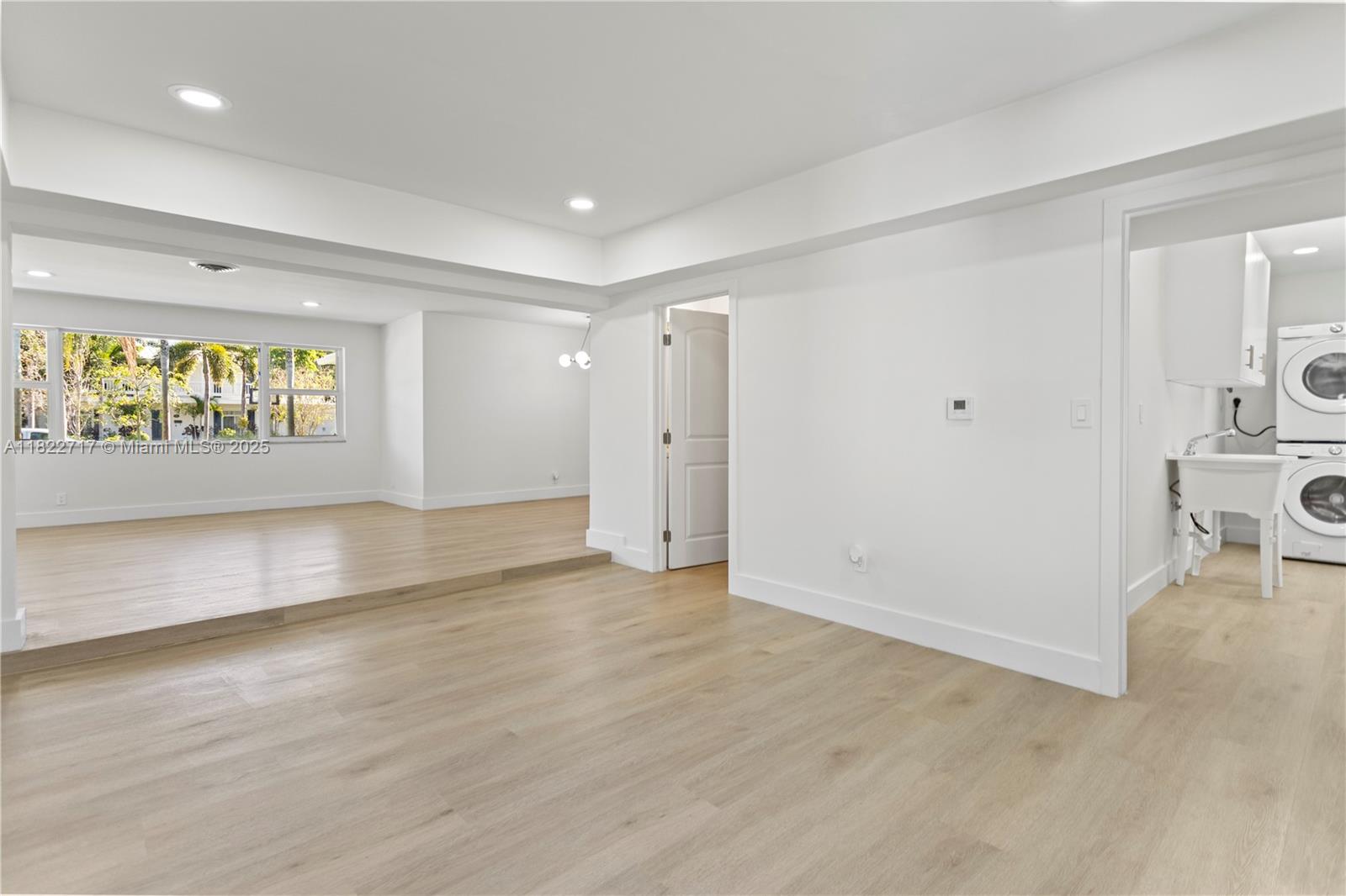 HOLLYWOOD HILLS - Residential