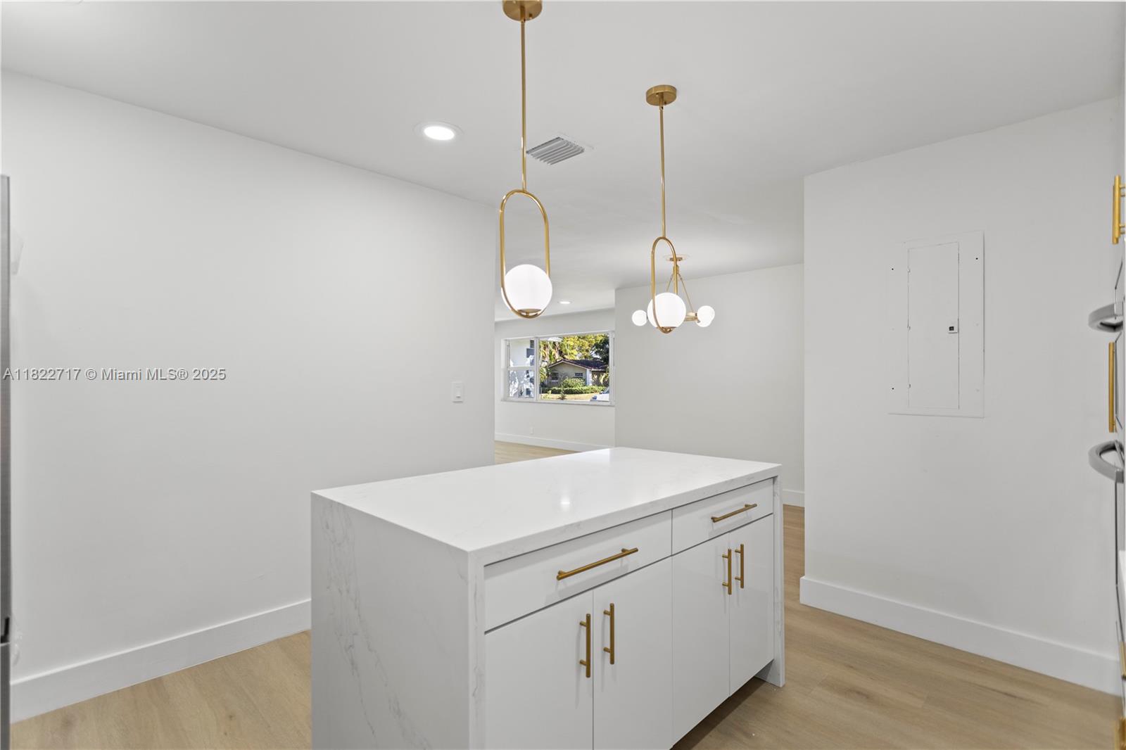 HOLLYWOOD HILLS - Residential