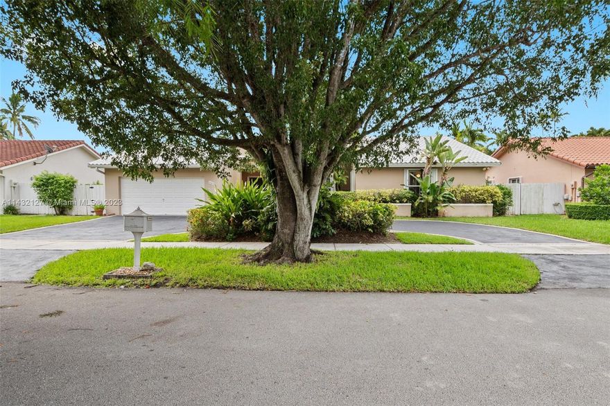 RARELY AVAILABLE SINGLE-FAMILY HOME IN DESIRABLE DADELAND PARK.  READY TO MOVE IN!  TWO-ZONE AIR-CONDITIONING SYSTEM.  LOADS OF UPGRADES THROUGHOUT.  LOCATED WITHIN BEAUTIFUL KINGS CREEK COMMUNITY.  NUMEROUS AMENITIES INCLUDING CLUBHOUSE, POOLS, TENNIS, RACQUETBALL, AND MORE!  COMMUNITY HAS ROVING SECURITY PATROL.  ASSOCIATION FEE IS ONLY $50.00 PER MONTH!  CONVENIENT LOCATION NEAR PARKS, DADELAND, EXPRESSWAYS, METRORAIL AND HOSPITALS.