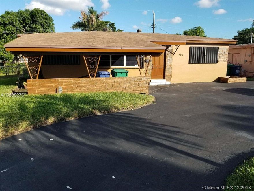 VERY WELL KEPT AND UPGRADE HOME.&#xD;&#xA;3/2 WITH SCREENED IN PATIO TERRACE AND LAUNDRY ROOM.&#xD;&#xA;LARGE FENCED PATIO AND PLENTY OF PARKING SPACES.&#xD;&#xA;LOCATED NEAR SHOPPING CENTERS AND GOOD SCHOOLS.&#xD;&#xA;CALL OR TEXT LISTING AGENT FOR SHOWING APPOINTMENTS.