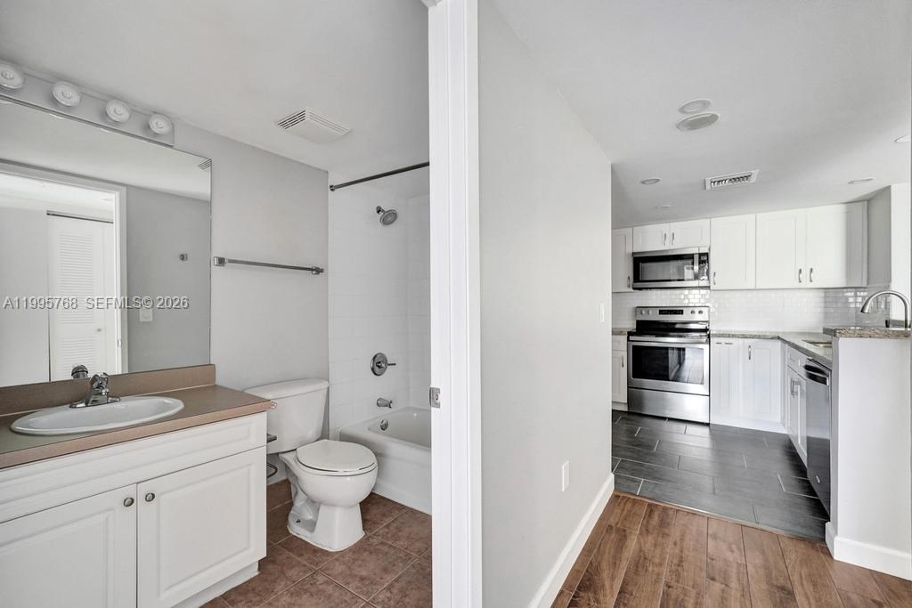 LAS OLAS BY THE RIVER CON - Residential Lease