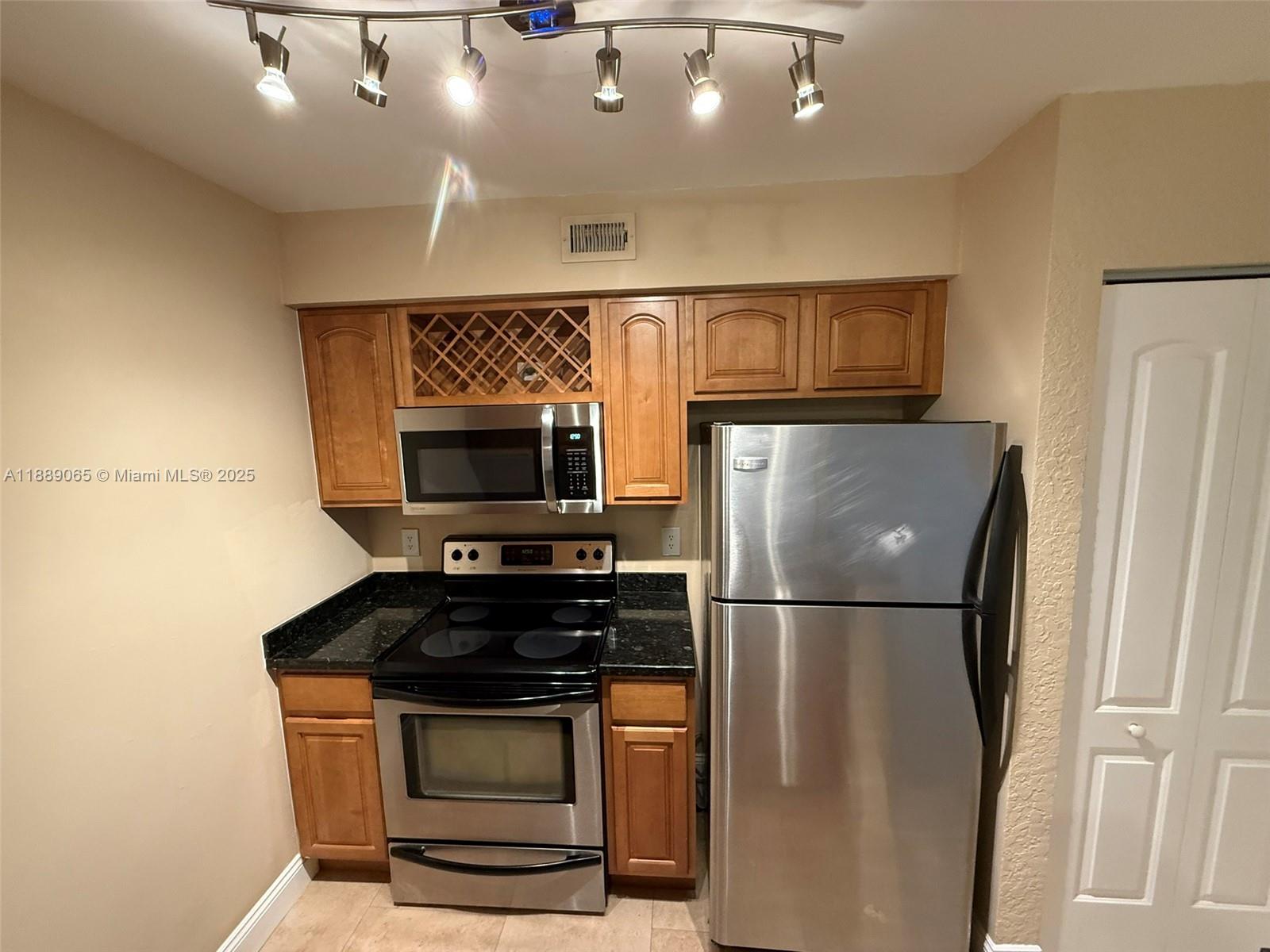 LAKEVIEW CLUB CONDO - Residential Lease