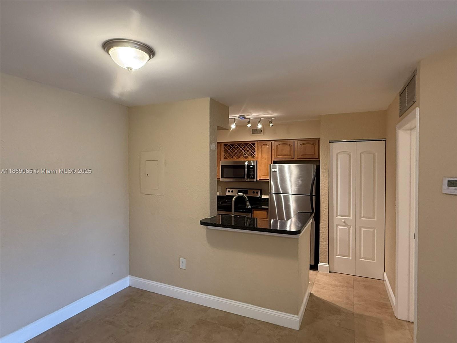 24-Hour Association Approvals! Available October 13.
Renovated 1/1 ground floor, in-unit full washer/dryer, walk-in closet, and tile floors (no carpet).
Community amenities include 3 pools, 2 Jacuzzis, pool table room, fitness center, EV charging, car wash, tennis courts, picnic/BBQ areas, and scenic walking paths.
Relax in a well-built, quiet community featuring new sidewalks, fresh exterior paint, and abundant parking.
Prime location just off I-95 between Commercial and Oakland Park Blvd., minutes to downtown Fort Lauderdale, Wilton Manors, and the beach.
Water, sewer, and trash included.
Pets welcome with no pet deposit.