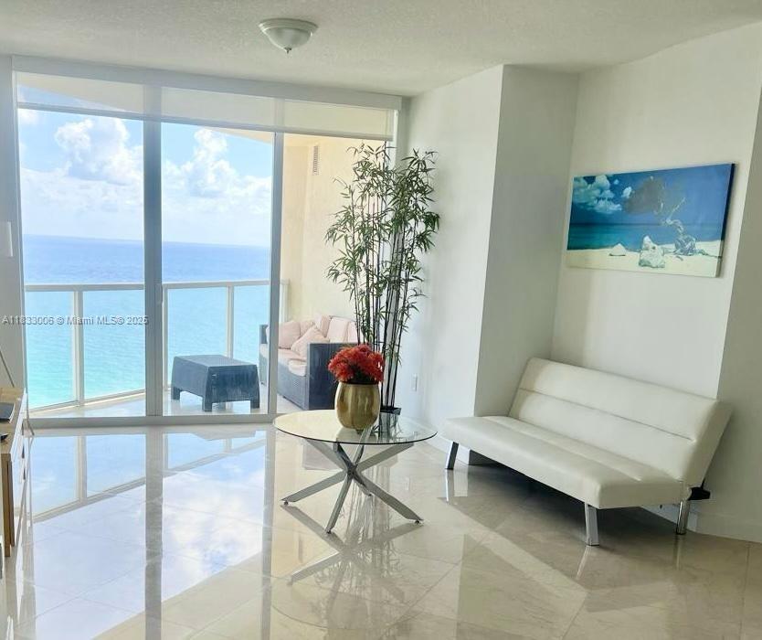 LA PERLA CONDO - Residential Lease
