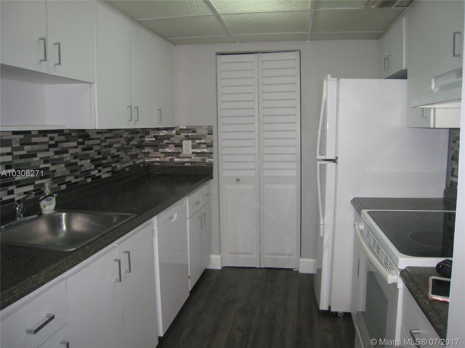 PALM VILLAGE CLUB CONDO - Residential Lease