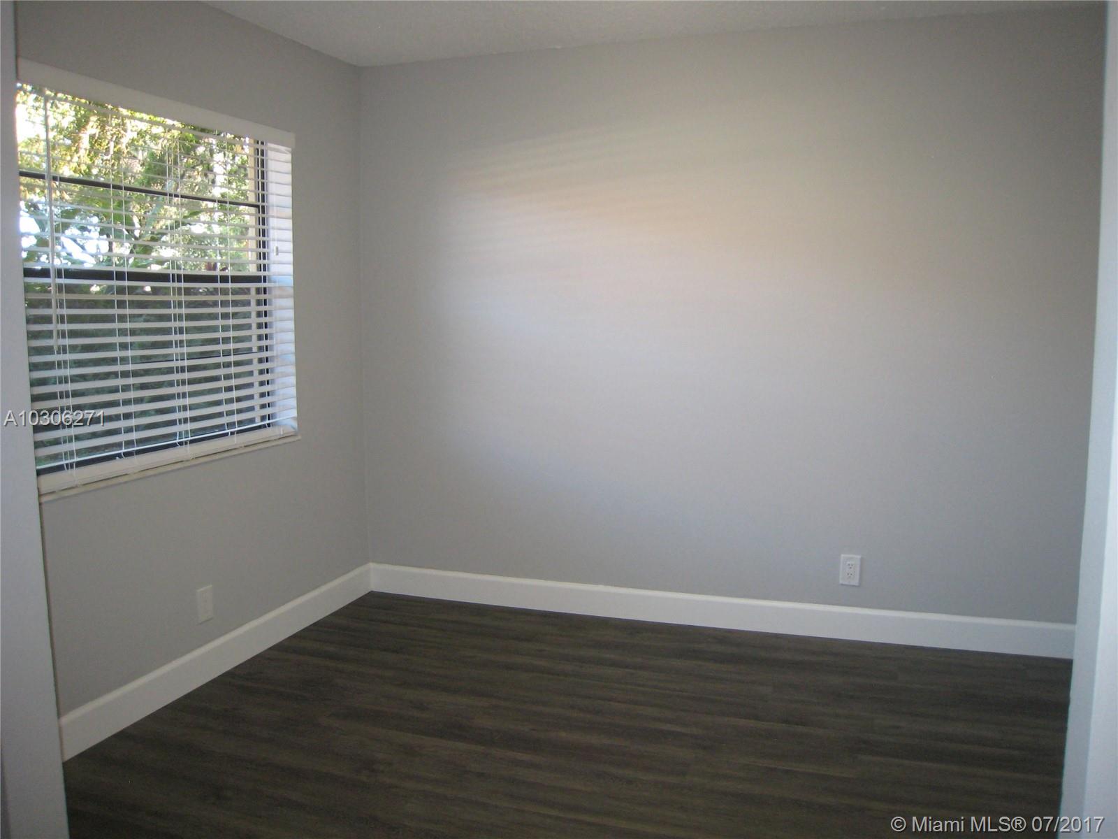 PALM VILLAGE CLUB CONDO - Residential Lease