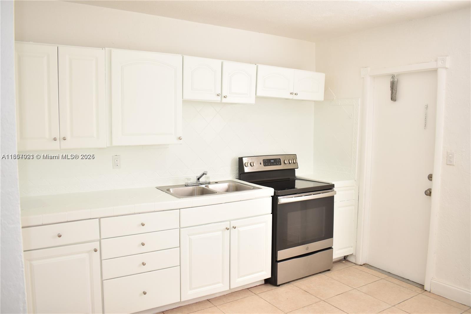 Introducing a charming and spacious 2-bedroom, 1-bathroom home in the highly desirable area of Hallandale Beach. This centrally located property provides easy access to new dining venues, a top-tier casino, I-95, Gulfstream Park, excellent schools, Aventura Mall, and the stunning beach. The apartment boasts several appealing features, including an in-unit washer and dryer, tile flooring throughout, an updated interior, a kitchen with a side door entry, central air conditioning, and two dedicated parking spaces. The residence is bathed in natural light, further enhancing its inviting atmosphere, while the common areas and landscaping are meticulously maintained. FAST APPROVAL PROCESS! Don't miss this opportunity!