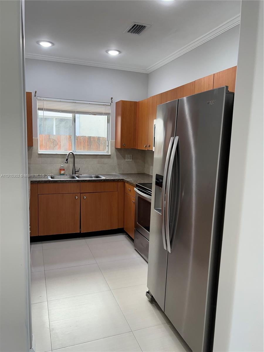 EMILIOS PLACE AT OASIS - Residential Lease