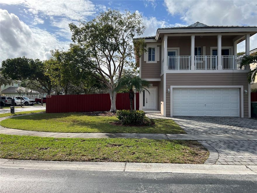 BACK TO THE MARKET! Huge single family home!Renovated and ready to move in, kitchen cabinets will also be renovated with a more modern look.
Located in the community of isles of oasis right across the Baptist Hospital and many shops, this is a corner house with room for Boat, RV or just to enjoy a huge backyard.
Large master bedroom with tub and shower, balcony on 2 of the guess bedrooms, the club house fixture an state of the art gym, Olympic size pool, party rental area, lake view from the pool area and much more.