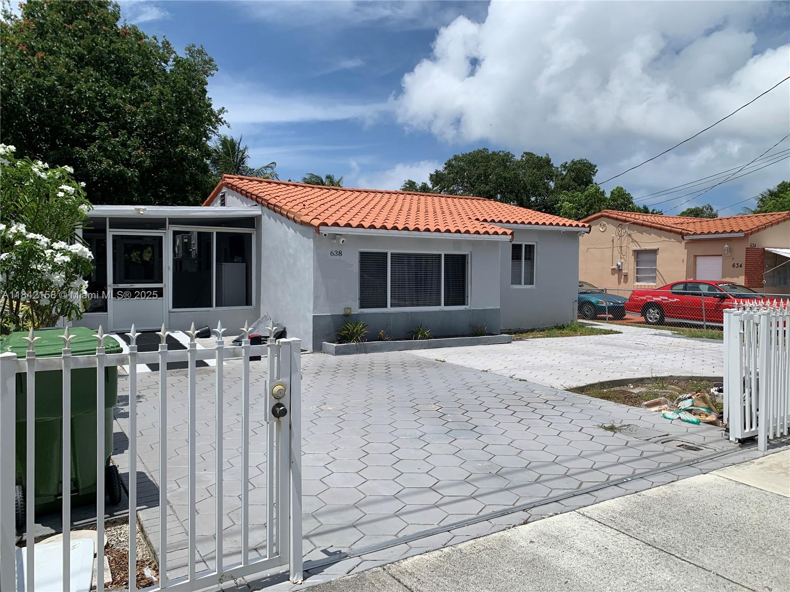 BEAUTIFUL, UPDATED 2 BEDROOMS 2 BATHS SINGLE FAMILY HOME IN HALLANDALE BEACH. BIG STORAGE ROOM WITH A FULL SIZE WASHER & DRYER. CERAMIC TILES THRUGHOUT . PLENTY OF STORAGE . WALK-IN CLOSET IN MASTER BEDROOM. BIG PATIO.
CONVENIENTLY LOCATED TO MAJOR ROADS, GULFSTREAM PARK AND AVENTURA.