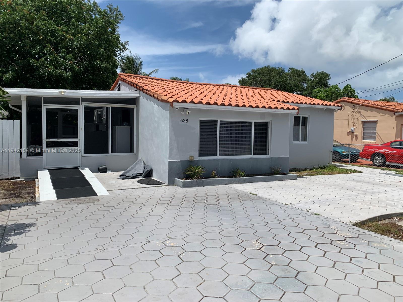 638 SW 10th St
