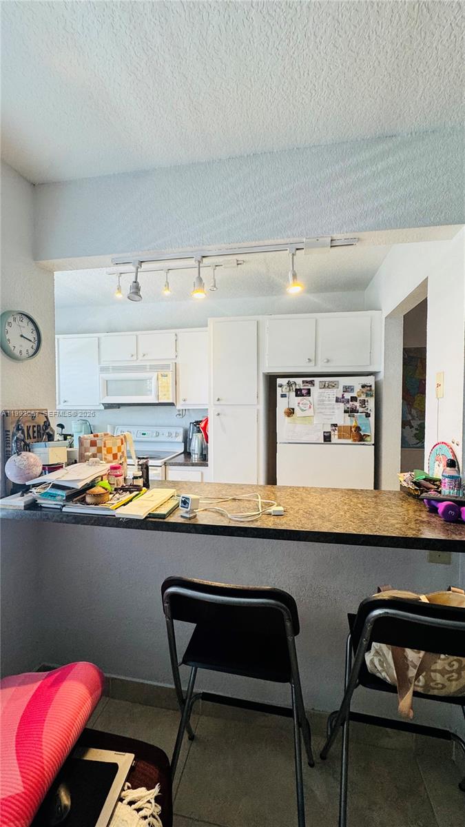 SANTA MONICA CONDOMINIUM - Residential